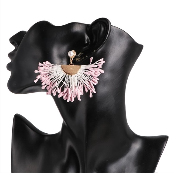 🎈🧨💗Host Pick ☄️🧨 Unique design white Hanging drop earrings - Picture 5 of 7